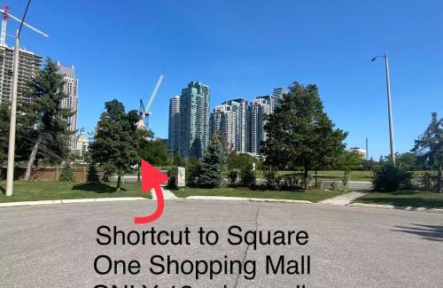 Mississauga Casa | Master bedroom suite on the 2nd floor, city center