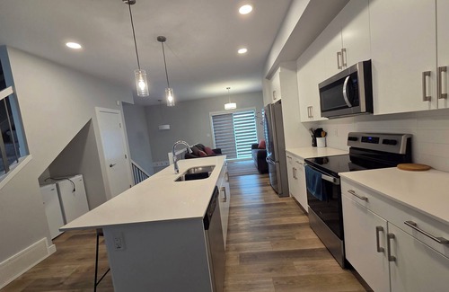 Southwest Edmonton Casa | Private Master Bedroom in Shared Home | Ensuite, Walk-In Closet | Near Airport.