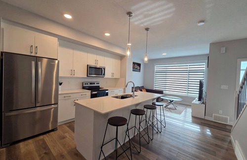 Southwest Edmonton Casa | Private Master Bedroom in Shared Home | Ensuite, Walk-In Closet | Near Airport.