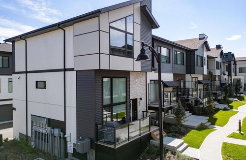 Southwest Edmonton Casa | Private Master Bedroom in Shared Home | Ensuite, Walk-In Closet | Near Airport.
