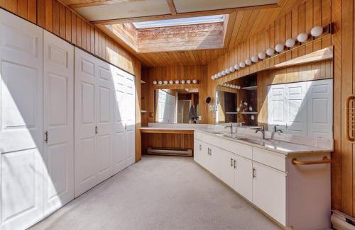 Ladner Casa | Master bedroom with spacious bathroom