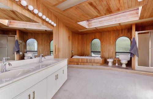 Ladner Casa | Master bedroom with spacious bathroom