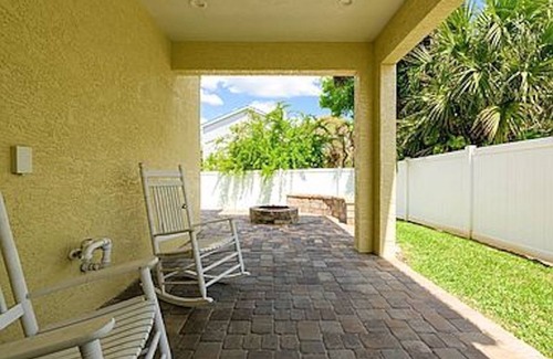 Avalon by the Sea Casa | Master on 1st Floor! Stylish Beach House Steps From Ormond Beach & near Daytona