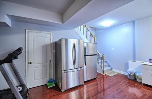 Thornhill Casa | Master Room with Private Bathroom and Free Parking
