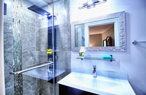 Thornhill Casa | Master Room with Private Bathroom and Free Parking