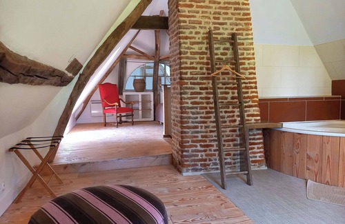Angiens Cama Y Desayuno | Master suit at "Maison Silleron". Breakfast included.5*