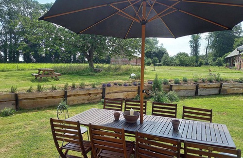Angiens Cama Y Desayuno | Master suit at "Maison Silleron". Breakfast included.5*