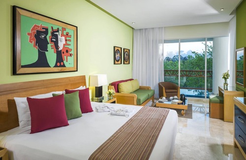 Yucatan Complejo | Master Suite: jacuzzi tub, private plunge pool, and beautiful views from balcony