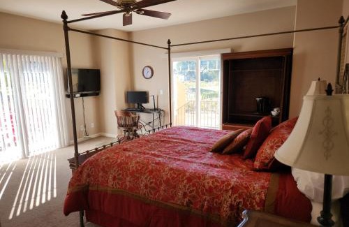 Shenandoah Valley Casa | Master Vineyard View Suite in Wine Country