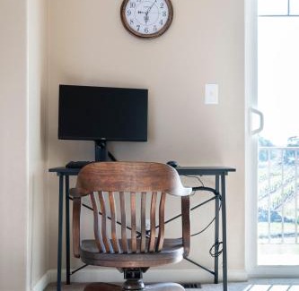 Shenandoah Valley Casa | Master Vineyard View Suite in Wine Country