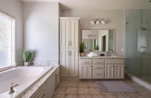 Shenandoah Valley Casa | Master Vineyard View Suite in Wine Country