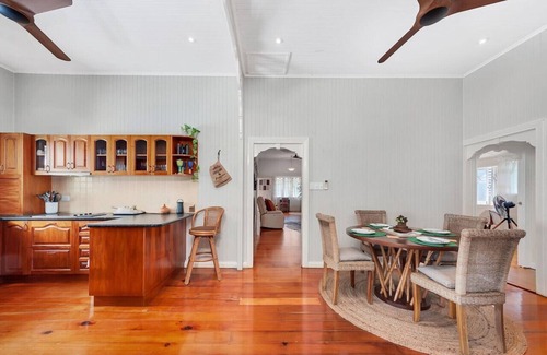 Cairns North Casa | Masterfully Restored Queenslander Near Esplanade