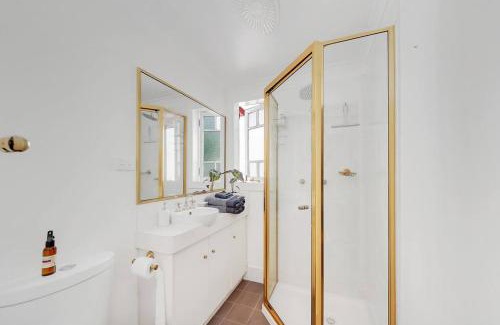 Cairns North Casa | Masterfully Restored Queenslander Near Esplanade