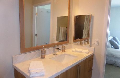 Downtown Apartamento | Masterpiece 2-Bedroom with Balcony, Pool, and Spa