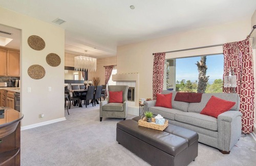 Rancho Bernardo Condominio | * Hermosos muebles y magníficas vistas * - Nueva alfombra y muebles de sala
