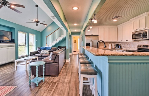 Matagorda Casa | ¡NUEVO! Matagorda Townhome w / Deck, Views, Pool Access