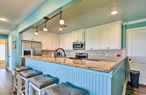Matagorda Casa | ¡NUEVO! Matagorda Townhome w / Deck, Views, Pool Access