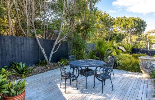 Oneroa Casa | Matai Cottage in Oneroa with Sea Views