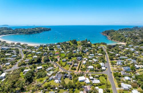 Oneroa Casa | Matai Cottage in Oneroa with Sea Views