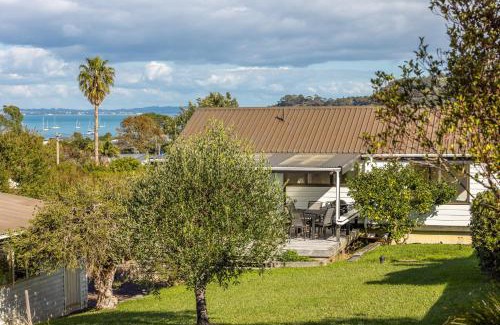 Oneroa Casa | Matai Cottage in Oneroa with Sea Views