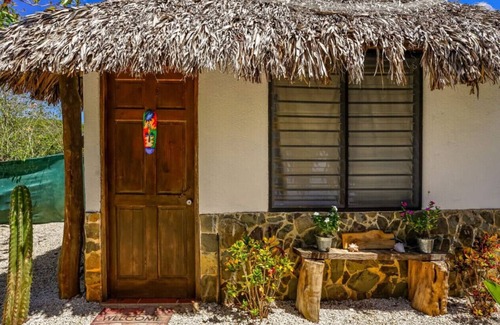 Matapalo Apartamento | Matambú Casita: Charming & Rustic with Shared Pool