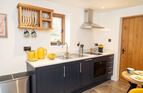 Bletchingley Casa | Mattie's Loft - peaceful, tranquil, private garden/hot tub, swimming lake.