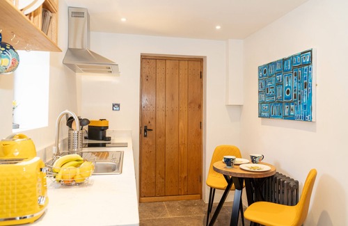 Bletchingley Casa | Mattie's Loft - peaceful, tranquil, private garden/hot tub, swimming lake.