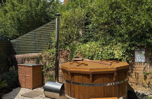 Bletchingley Casa | Mattie's Loft - peaceful, tranquil, private garden/hot tub, swimming lake.