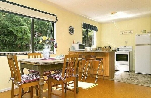 Two Mile Bay Cabaña | Matuku Hideaway - Taupo Holiday Home