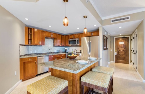 Honokowai Condominio | Maui Resort Rentals: Honua Kai Konea 615 - Estudio en el sexto piso con vistas completas al mar.