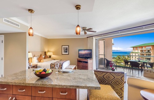 Honokowai Condominio | Maui Resort Rentals: Honua Kai Konea 615 - Estudio en el sexto piso con vistas completas al mar.