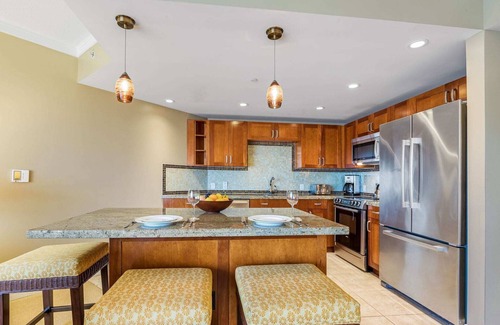 Honokowai Condominio | Maui Resort Rentals: Honua Kai Konea 615 - Estudio en el sexto piso con vistas completas al mar.
