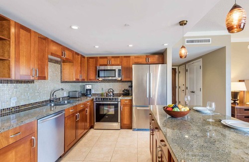 Honokowai Condominio | Maui Resort Rentals: Honua Kai Konea 615 - Estudio en el sexto piso con vistas completas al mar.