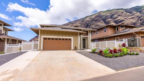 Makaha Valley Casa | Mauna View by AvantStay 10min to Beach Backyard