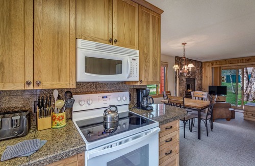 Clark Cabina | Maverick - 2 bedroom, 2 bath cozy cabin with kitchen. Has park and pond views