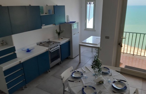 Cava dʼAliga Apartamento | Apartamento MAVI A 2 MINUTOS A PIE DEL MAR con balcón, terraza con vista al mar.