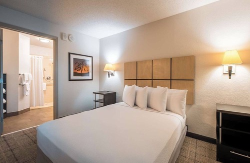 Park Central Hotel | Maximum Comfort! w/ Full Kitchen, Free Parking, Near Museum of Biblical Art