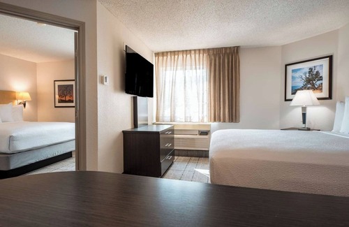 Park Central Hotel | Maximum Comfort! w/ Full Kitchen, Free Parking, Near Museum of Biblical Art
