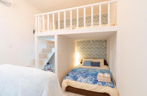 Maejima Casa | Maximum of 21 people can be rented in one building 3 minutes walk to Tomari Port 10 minutes drive to the airport No parking lot 30 seconds walk from paid parking lot warayunso port city May