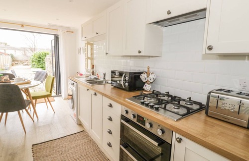 Broadway Cabaña | May Cottage