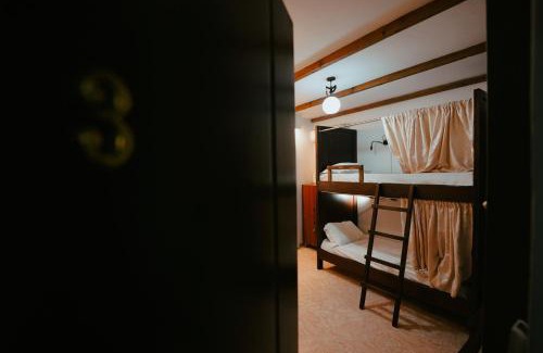 Berat Hostal | Maya