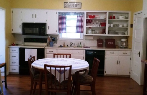 Smith County Cabaña | Mayberry Lakeshore Cottage at Lake Palestine