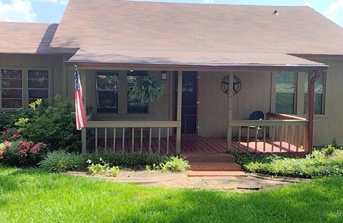 Smith County Cabaña | Mayberry Lakeshore Cottage at Lake Palestine