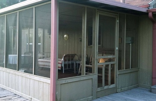 Smith County Cabaña | Mayberry Lakeshore Cottage at Lake Palestine