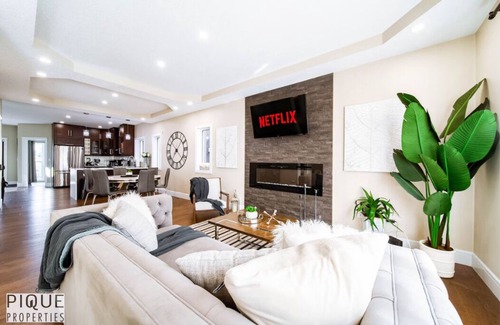 Jasper Place Casa | *Mayfield Manor*Hot Tub*KingBed*FireTable*BBQ*Wifi