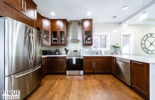 Jasper Place Casa | *Mayfield Manor*Hot Tub*KingBed*FireTable*BBQ*Wifi
