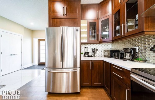 Jasper Place Casa | *Mayfield Manor*Hot Tub*KingBed*FireTable*BBQ*Wifi