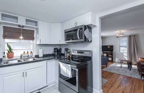 Kutzky Park Casa | Mayo Discount! 2 main floor bedrooms and bath. Recliner. 6 blocks to Mayo Clinic
