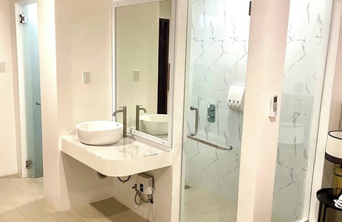 Puerto Princesa City Centre Hotel | Mayumi Lodge