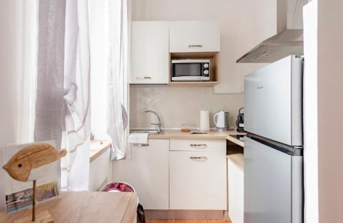 Rapallo Apartamento | MAZZINI12 RAPALLO, Elegant Central Apartment, Air Conditioning, Wi-Fi, Just 100 mt from the Public Beach, the Ideal Choice for a Relaxing and Exciting Coastal Escape, private garage available on request at 20,00 per night